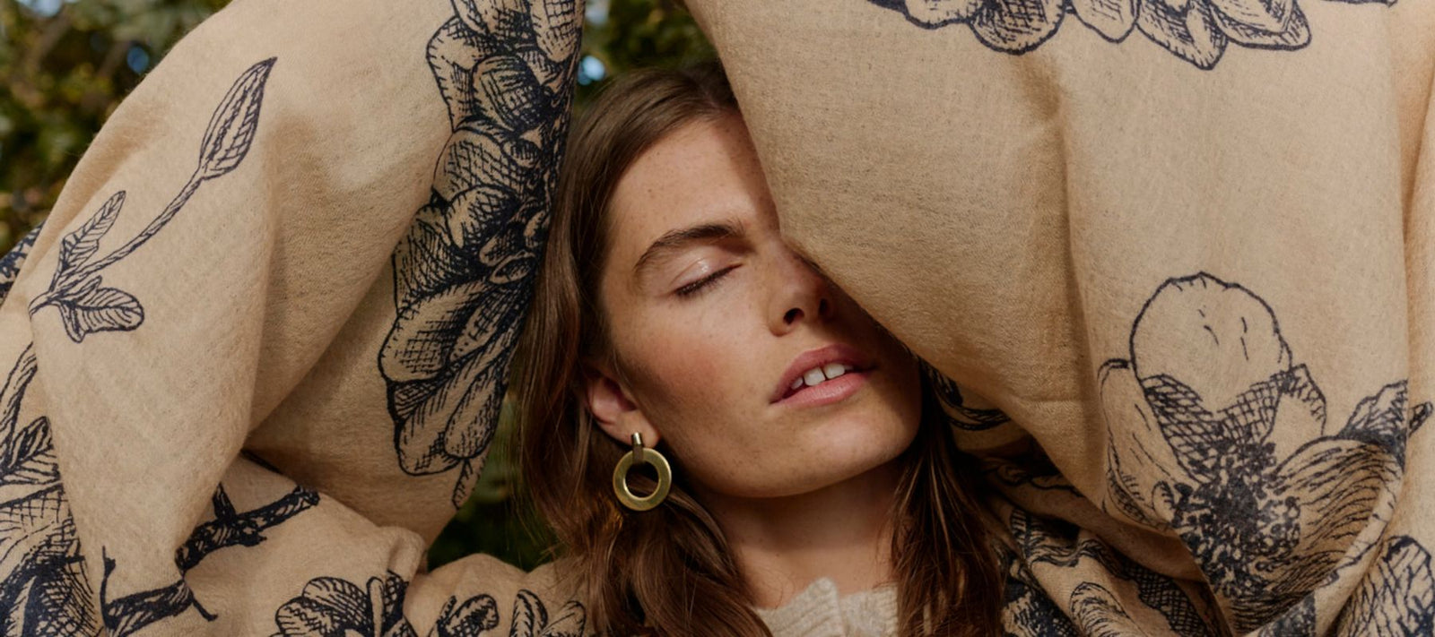 Knotted Texture. Golden Glow.